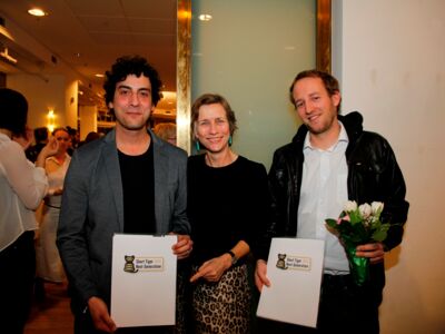 Mariette Rissenbeek (German Films) freut sich mit den Gewinnern Roman Kälin und Florian Wittmann (WRAPPED)